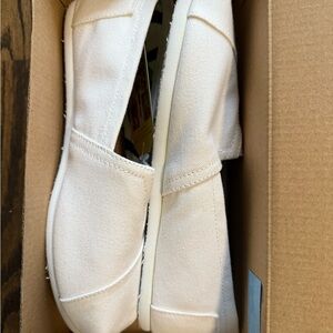 Toms Cream Flats